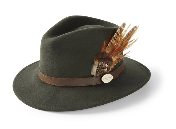 A green fedora with a bronze feather on a white background