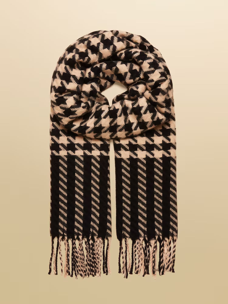 Houndstooth patterned scarf with fringes on a beige background